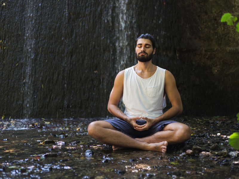 Persona meditando vestido con ropa comoda.