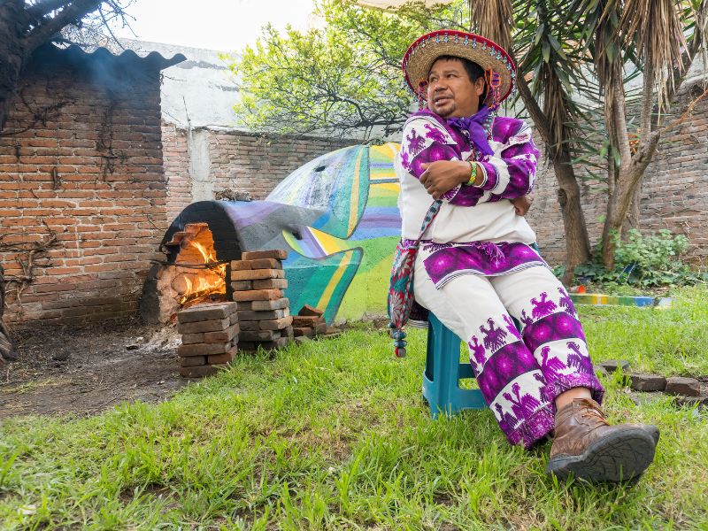 Persona dedicada a los rituales de Temazcal, vestido y en la naturaleza de su cultura