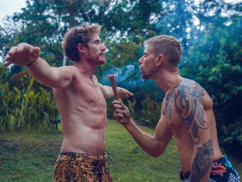 Dos hombres haciendo el ritual el temazcal.