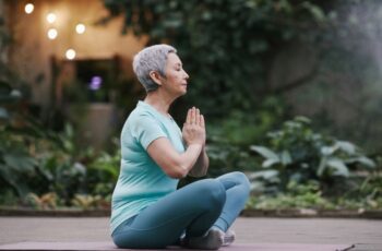 Una mujer haciendo yoga